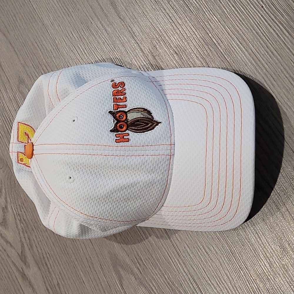 Good Condition Hooters 24 hat